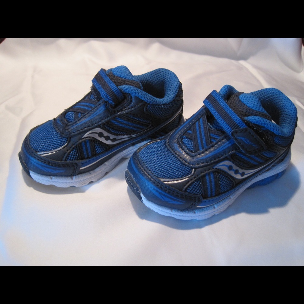NEW- * SAUCONY Boys sneakers 4 xw